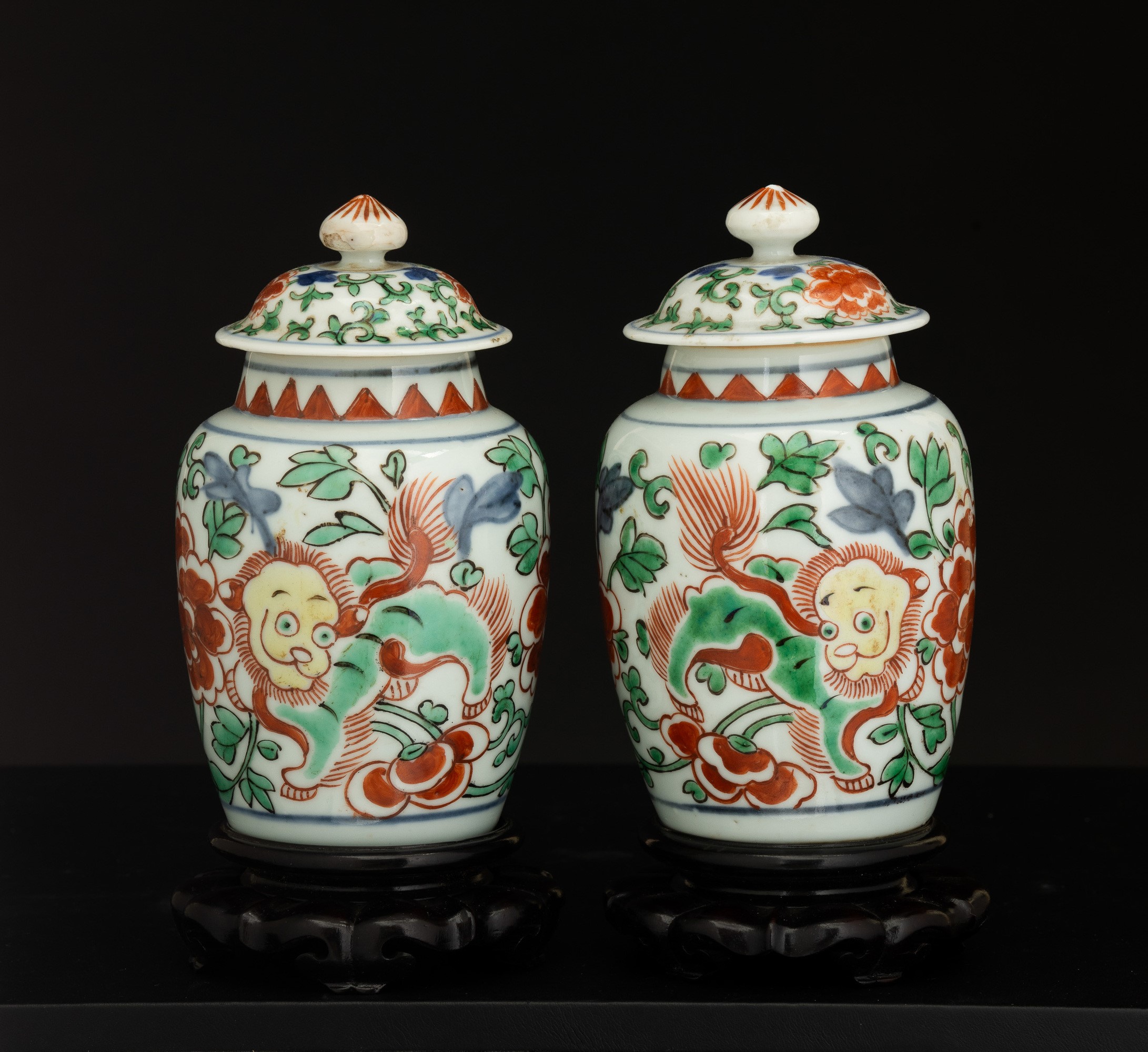 Coppia di Potiches in Porcellana Famiglia Verde Raffiguranti Cani di Pho con Fiori, Cina, Dinasti...