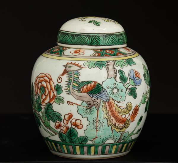 Vaso in porcellana Famiglia Verde raffigurante paesaggio con gallo e fiori, Cina, Dinastia Qing, XIX secolo