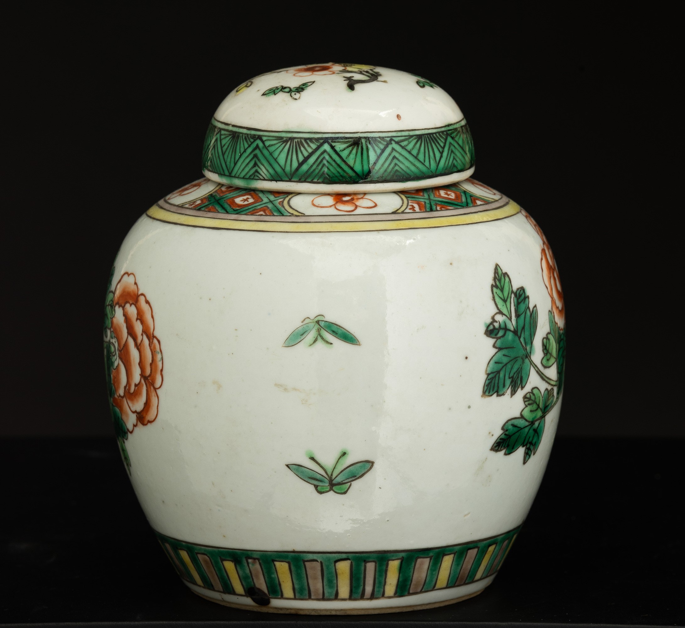 Vaso in porcellana Famiglia Verde con paesaggio, gallo e fiori, Cina, Dinastia Qing, XIX secolo