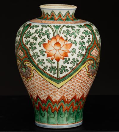 Vaso in Porcellana Famiglia Verde con Decorazioni in Smalti Policromi a Motivi di Fiori, Cina, Di...