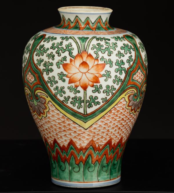 Vaso in porcellana Famiglia Verde con decorazioni in smalti policromi a motivi di fiori, Cina, Dinastia Qing, XIX secolo