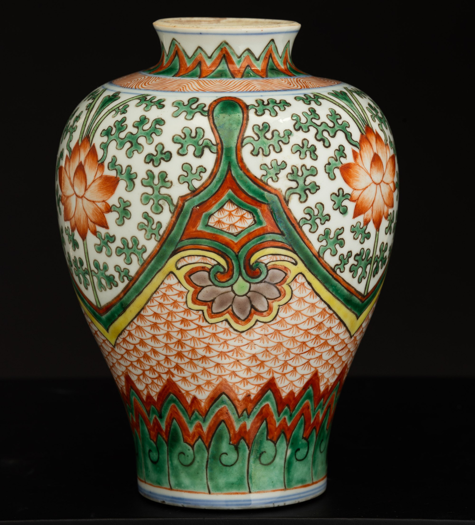 Vaso in Porcellana Famiglia Verde con Decorazioni in Smalti Policromi a Motivi di Fiori, Cina, Di...