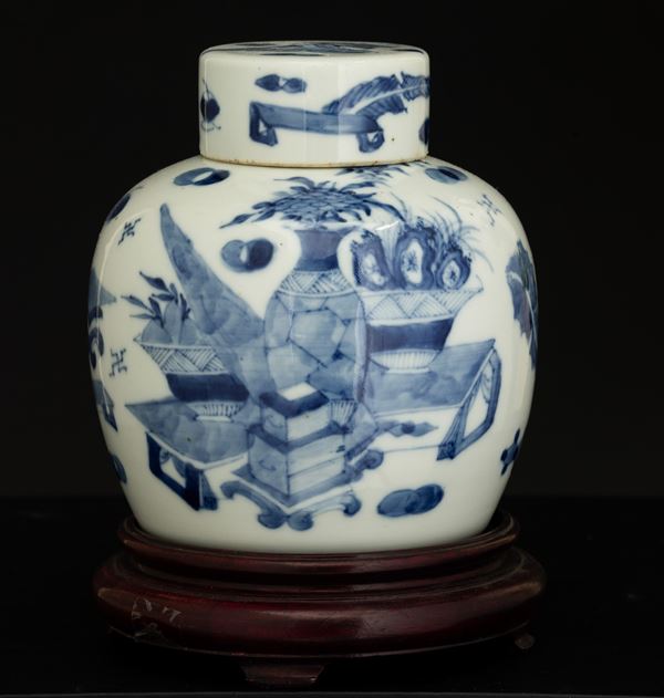 Potiche porcellana bianca e blu raffigurante natura morta, Cina, Dinastia Qing, XIX secolo