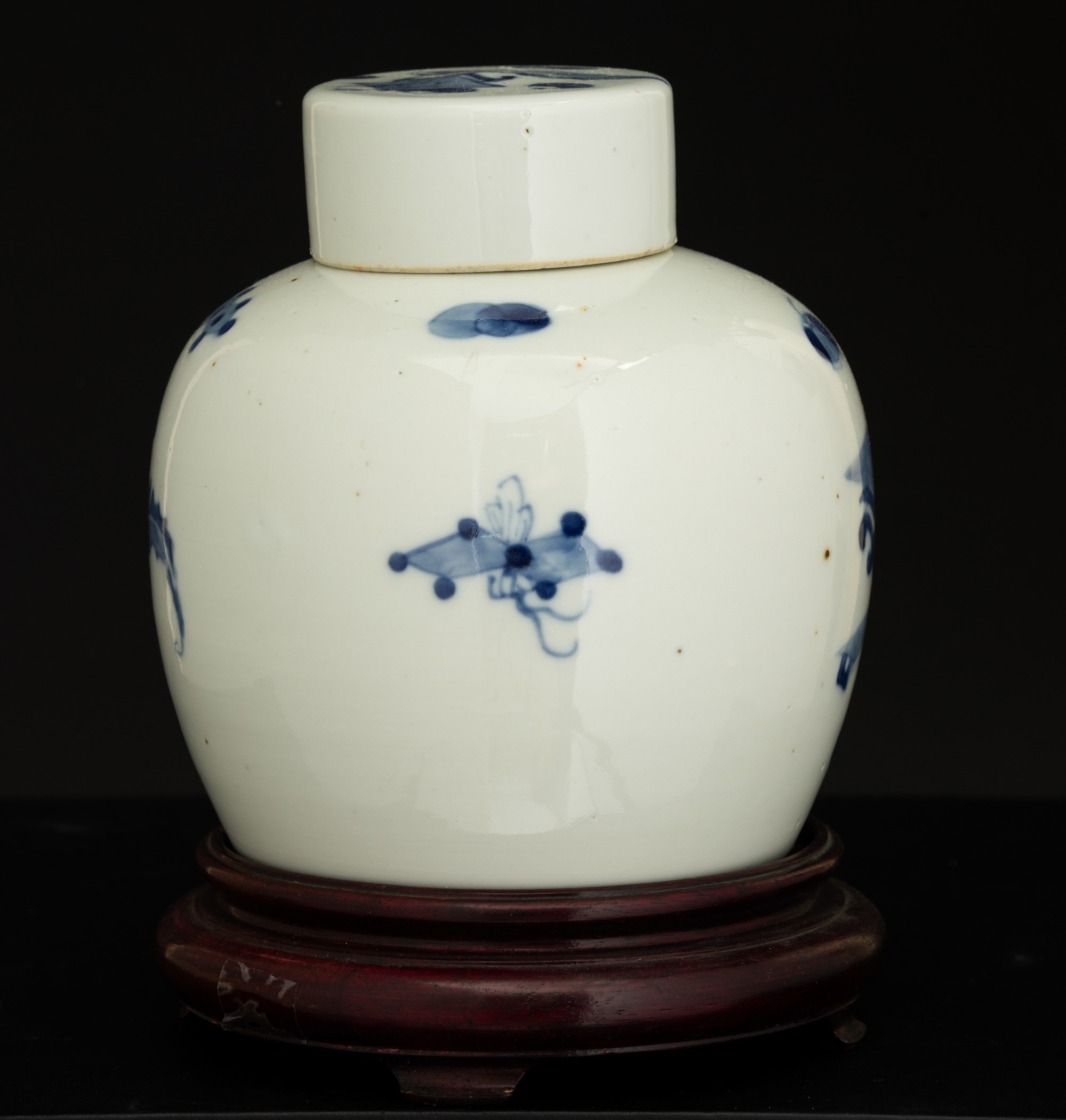 Cina, Potiche in porcellana bianca e blu raffigurante natura morta, Dinastia Qing, XIX secolo