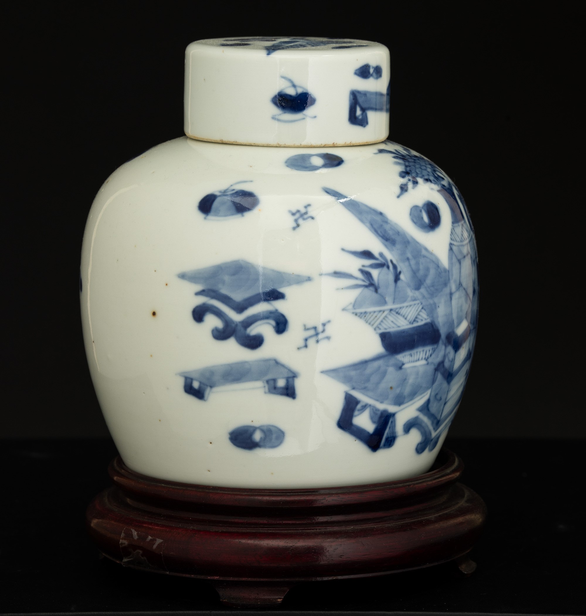 Cina, Potiche in porcellana bianca e blu raffigurante natura morta, Dinastia Qing, XIX secolo
