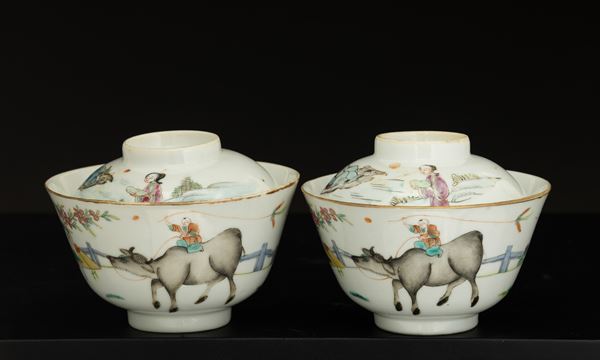 Coppia di ciotole in porcellana Famiglia Rosa con coperchio raffigurante scena di vita comune, Cina, Dinastia Qing, XIX secolo