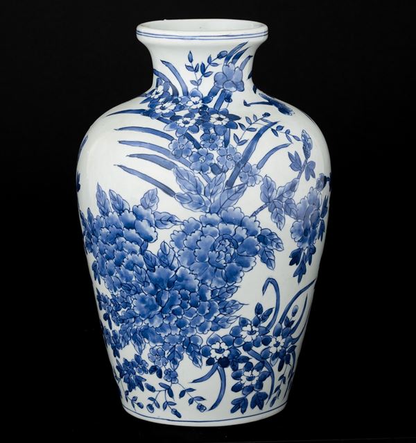 Vaso in porcellana  bianca e blu con decoro floreale, Giappone, XX secolo 