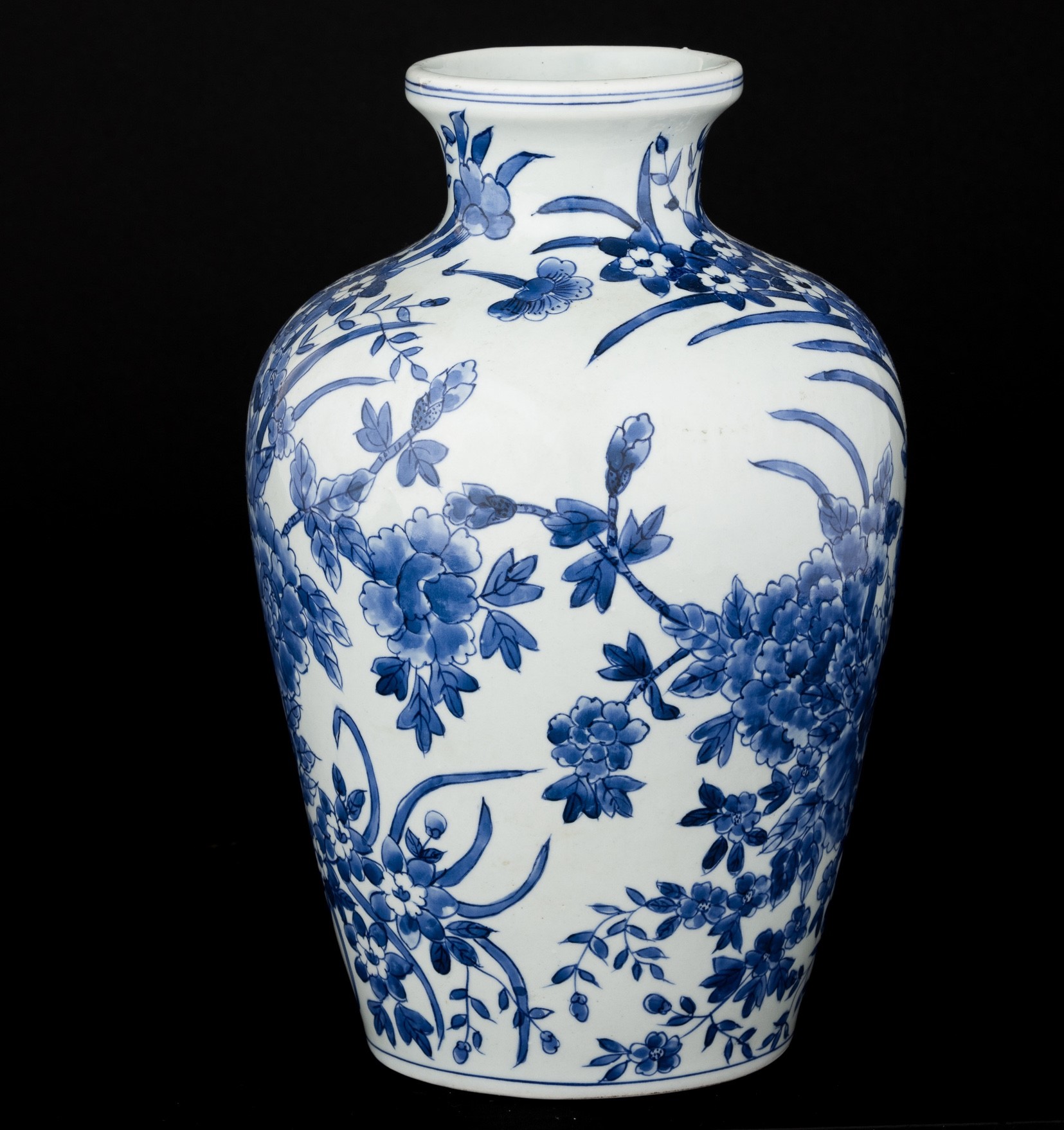 Vaso in porcellana bianca e blu con decoro floreale, Giappone, XX secolo