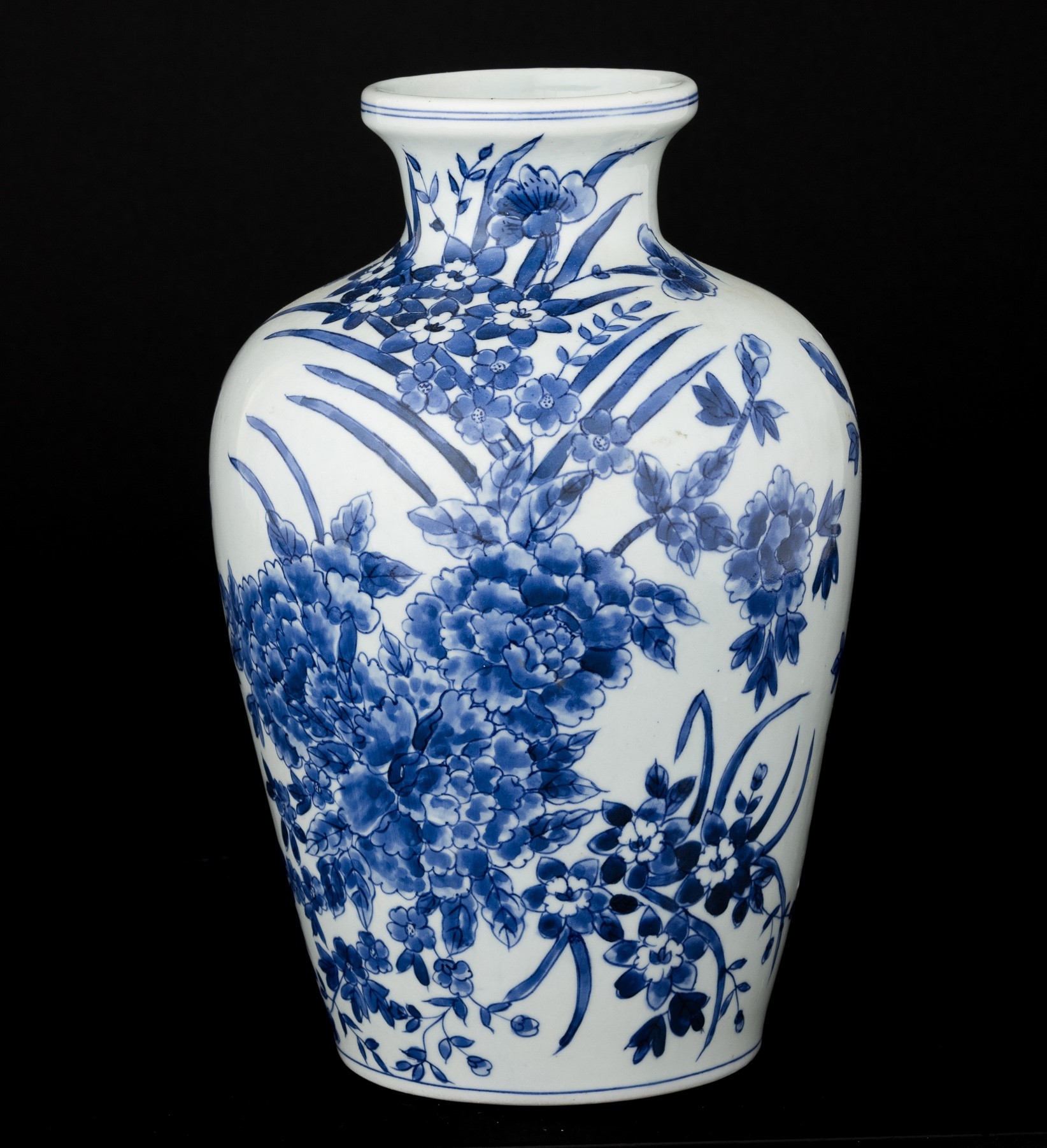 Vaso in porcellana bianca e blu con decoro floreale, Giappone, XX secolo