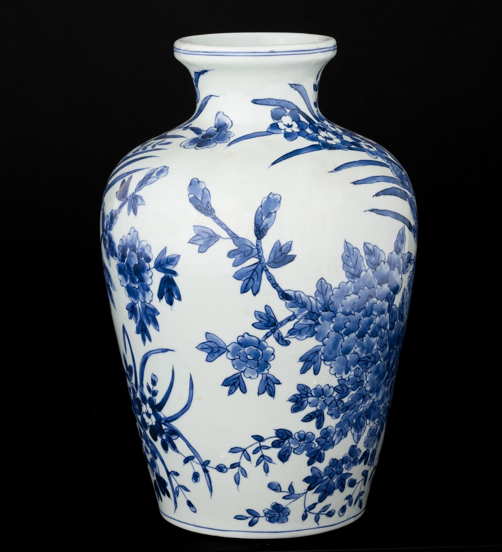 Vaso in porcellana bianca e blu con decoro floreale, Giappone, XX secolo
