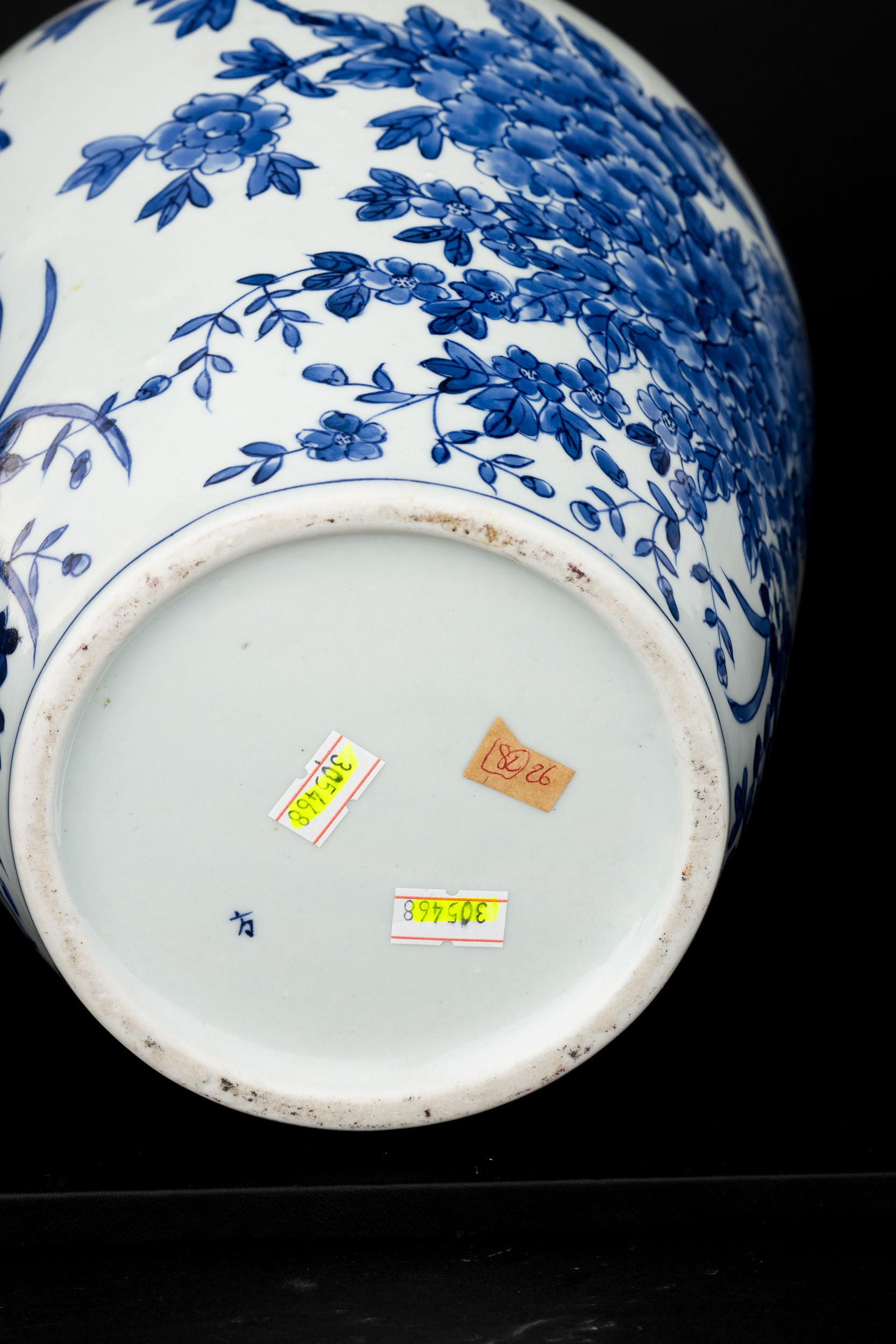 Vaso in porcellana bianca e blu con decoro floreale, Giappone, XX secolo