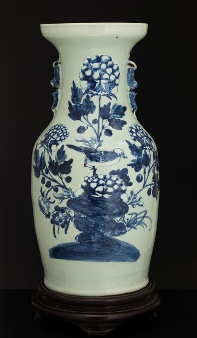 Vaso in Porcellana Celadon con Decoro Naturalistico in Blu Cobalto e Anse Sagomate a Foggia di Ca...