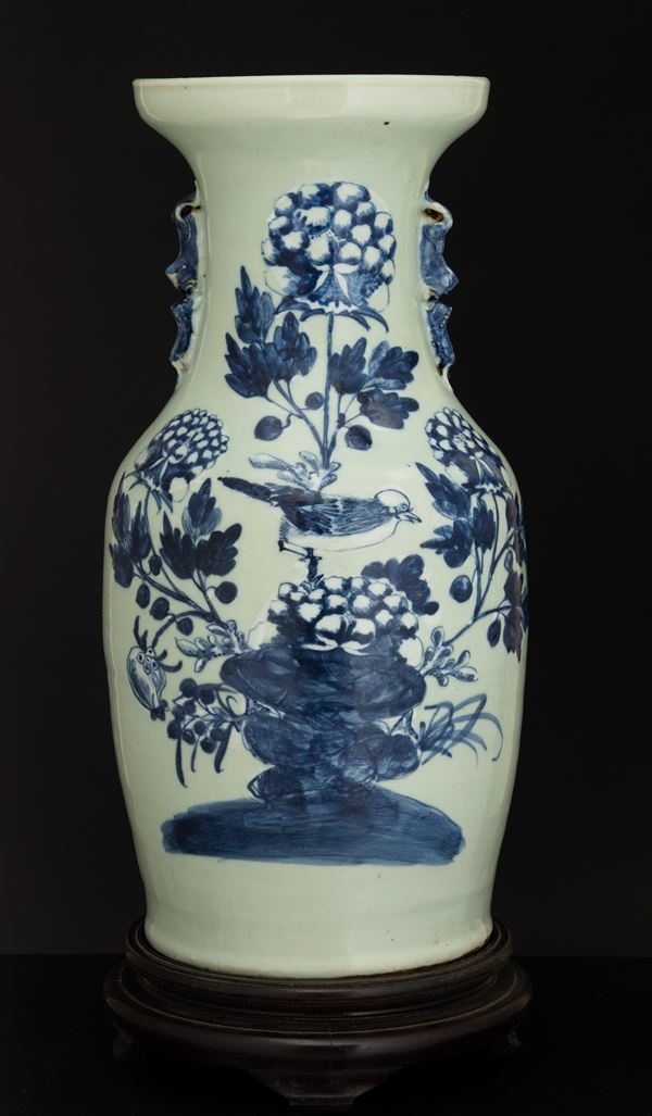 Vaso in porcellana Celadon con decoro naturalistico in blu cobalto e anse sagomate a foggia di cane di Pho, Cina, Dinastia Qing, XIX secolo