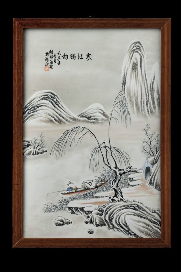 Placca in porcellana con paesaggio invernale e iscrizioni, titolato “Han Jiang Du Diao”, dipinto da Hu Bang Hao, Cina, periodo Repubblica, XX secolo