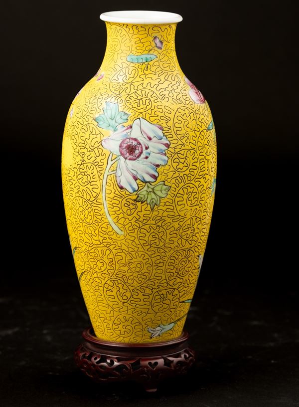 Vaso in porcellana Famiglia Rosa a fondo giallo con decori floreali, Cina, inizio XX secolo