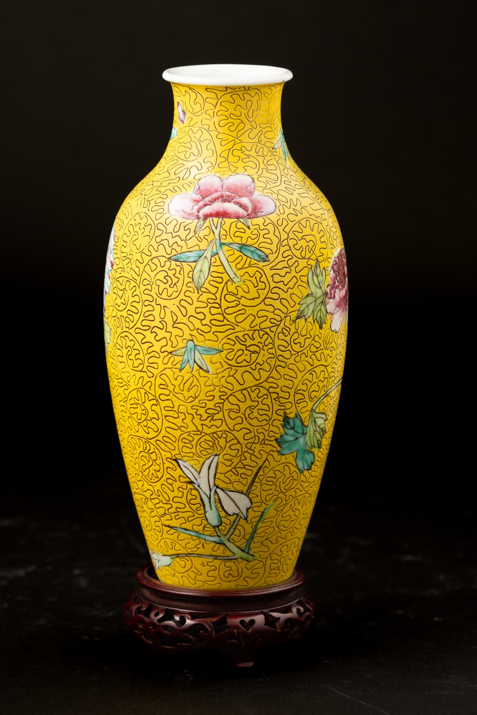 Vaso in porcellana Famiglia Rosa con decorazioni floreali, Cina, inizio XX secolo, altezza 23 cm