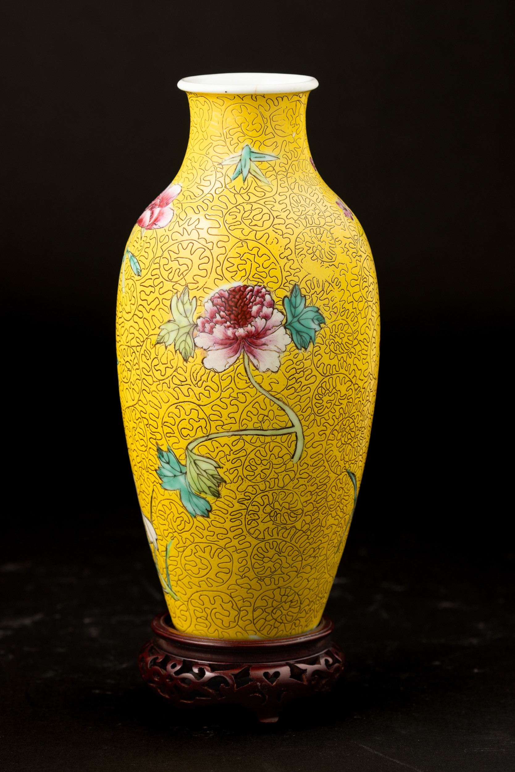 Vaso in porcellana Famiglia Rosa con decorazioni floreali, Cina, inizio XX secolo, altezza 23 cm