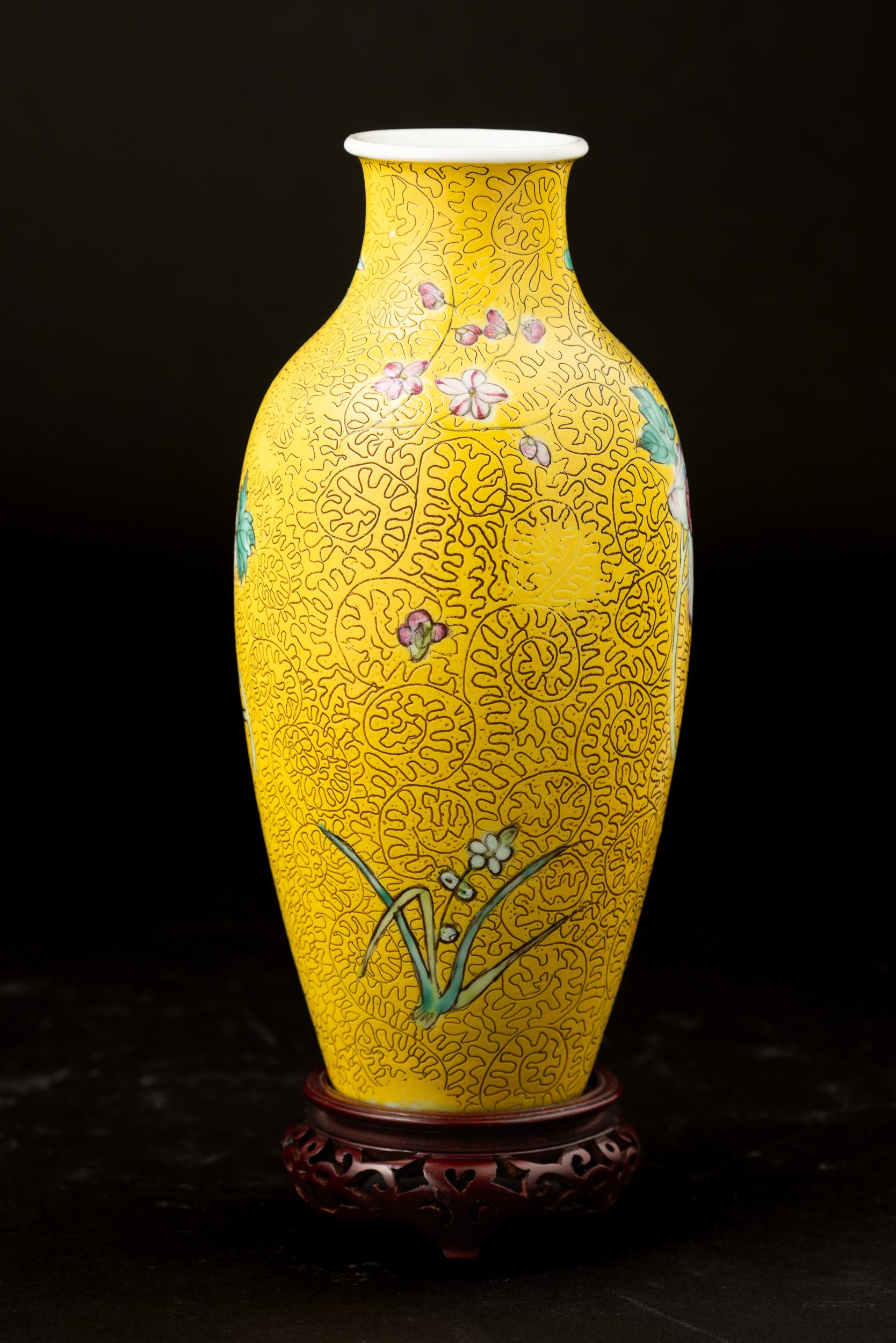 Vaso in porcellana Famiglia Rosa con decorazioni floreali, Cina, inizio XX secolo, altezza 23 cm