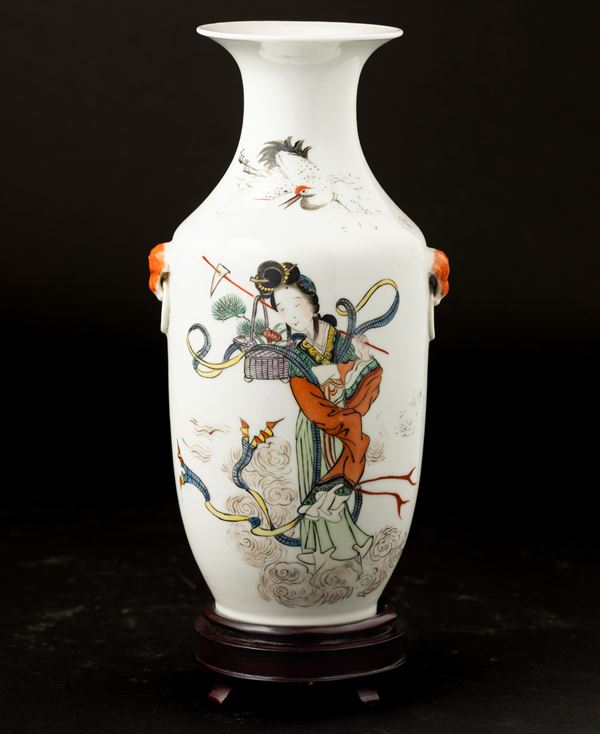 Vaso in porcellana a smalti policromi raffigurante fanciulla con iscrizioni e anse a guisa di testa di cane di Pho con anelli, Cina, Dinastia Qing, XIX secolo