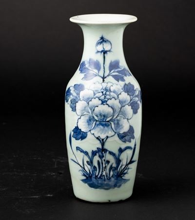 Vaso in porcellana Celadon con decoro naturalistico in blu cobalto, Cina, Dinastia Qing, XIX seco...