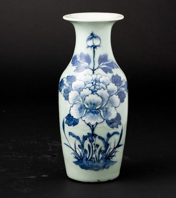 Vaso in porcellana Celadon con decoro naturalistico in blu cobalto raffigurante fiori, Cina, Dinastia Qing, XIX secolo