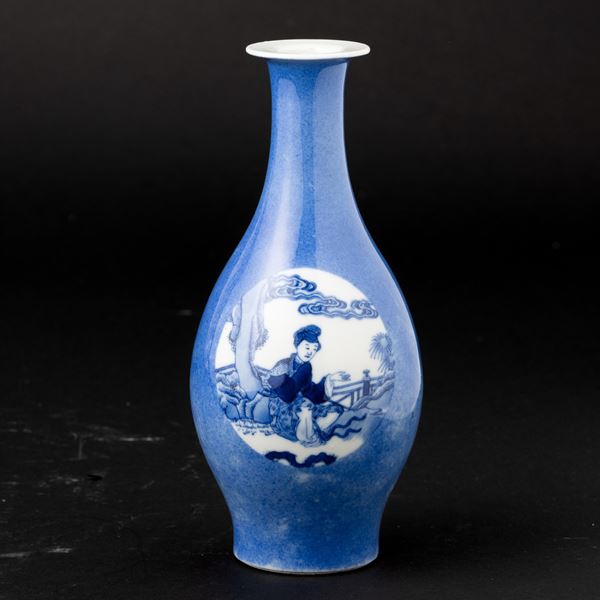 Vaso in porcellana blu con scene di vita quotidiana entro riserve, Cina, XIX secolo