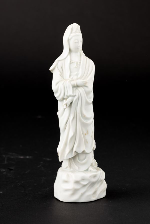 Figura di fanciulla stante in porcellana Blanc de Chine, Cina, XX secolo