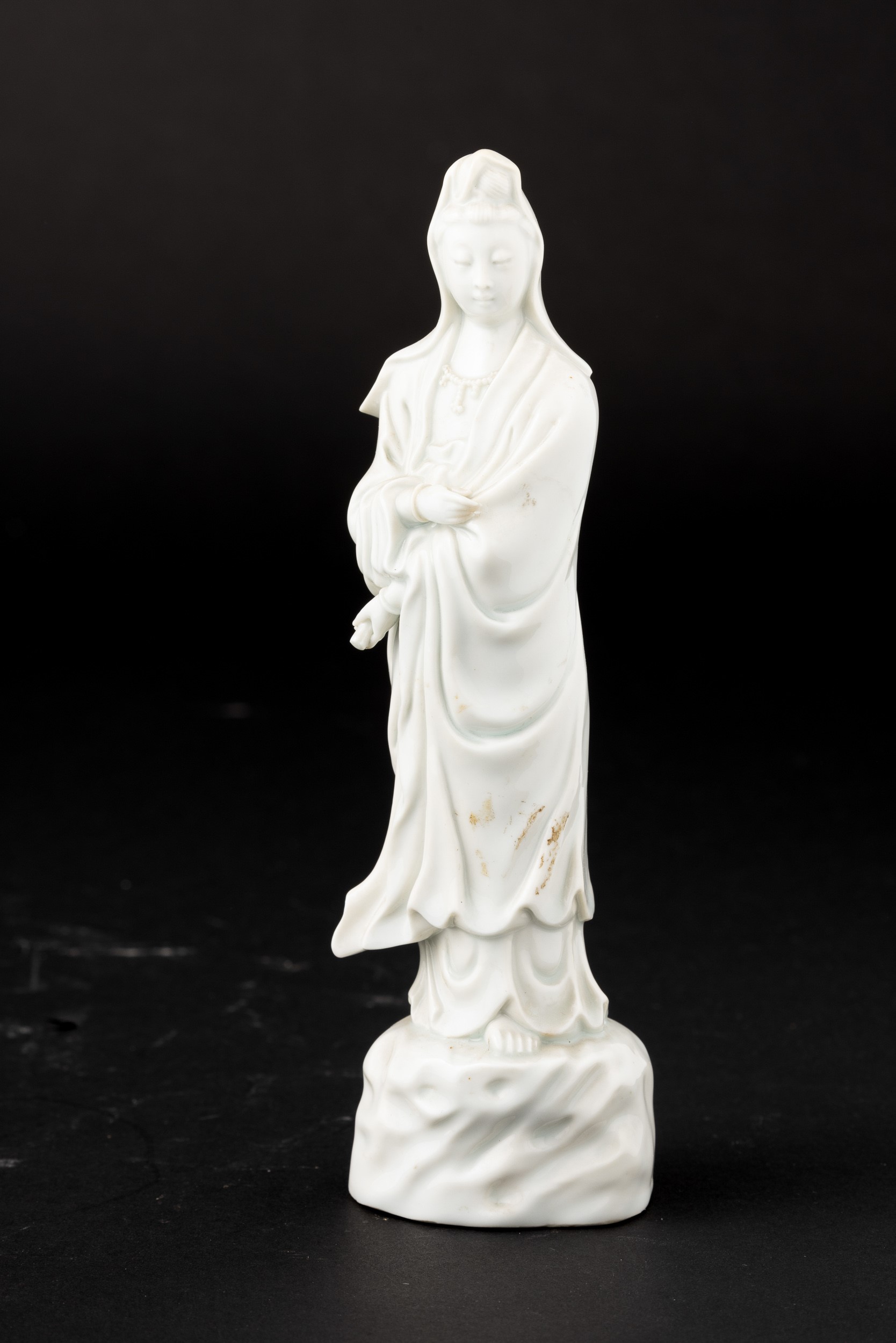 Figura di fanciulla stante in porcellana Blanc de Chine, Cina, XX secolo, altezza 22 cm