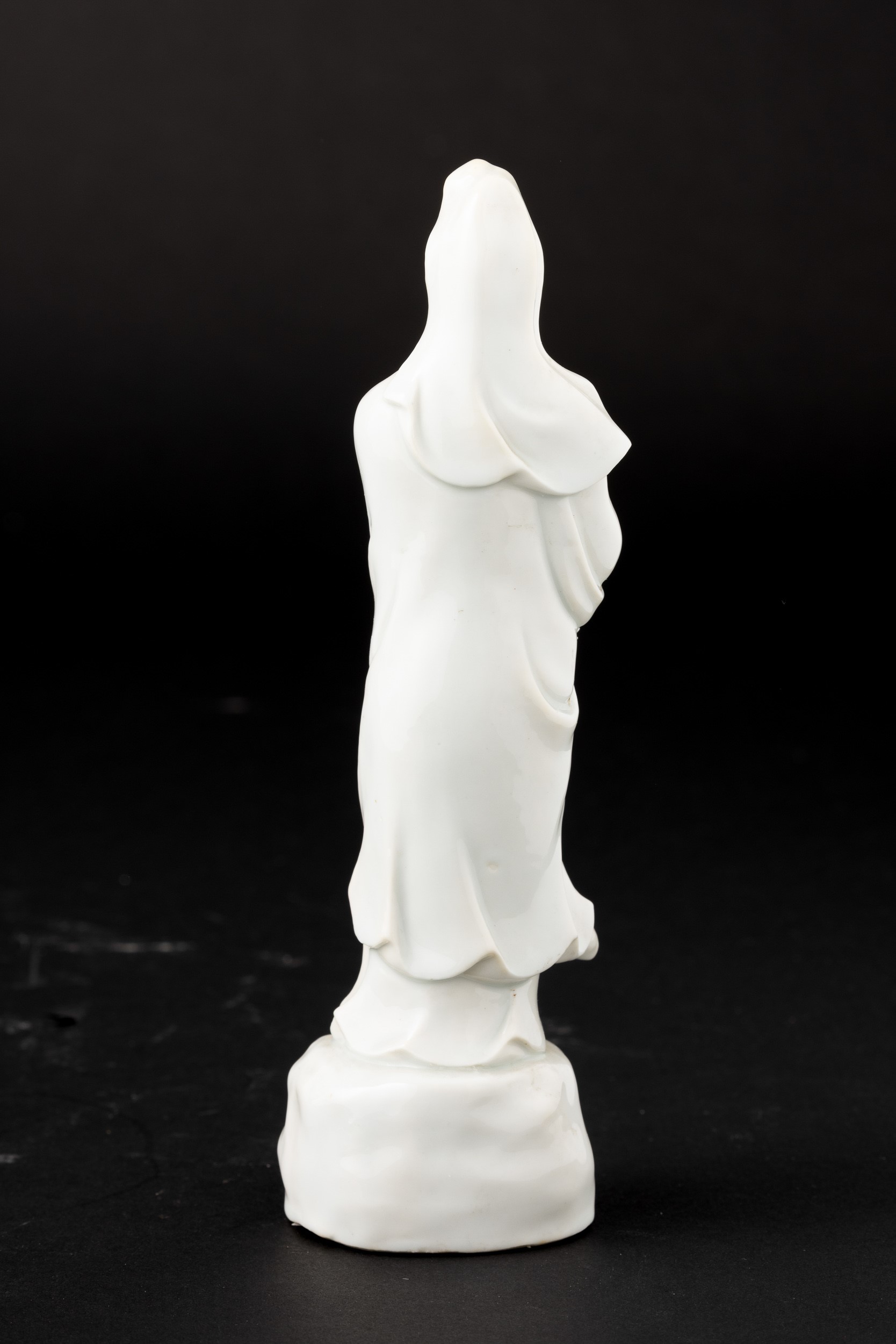 Figura di fanciulla stante in porcellana Blanc de Chine, Cina, XX secolo, altezza 22 cm