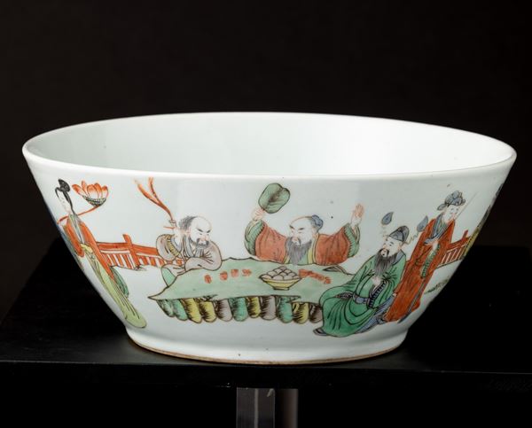 Grande ciotola in porcellana Famiglia Verde raffigurante scena di vita comune con giocatori, Cina, XIX secolo