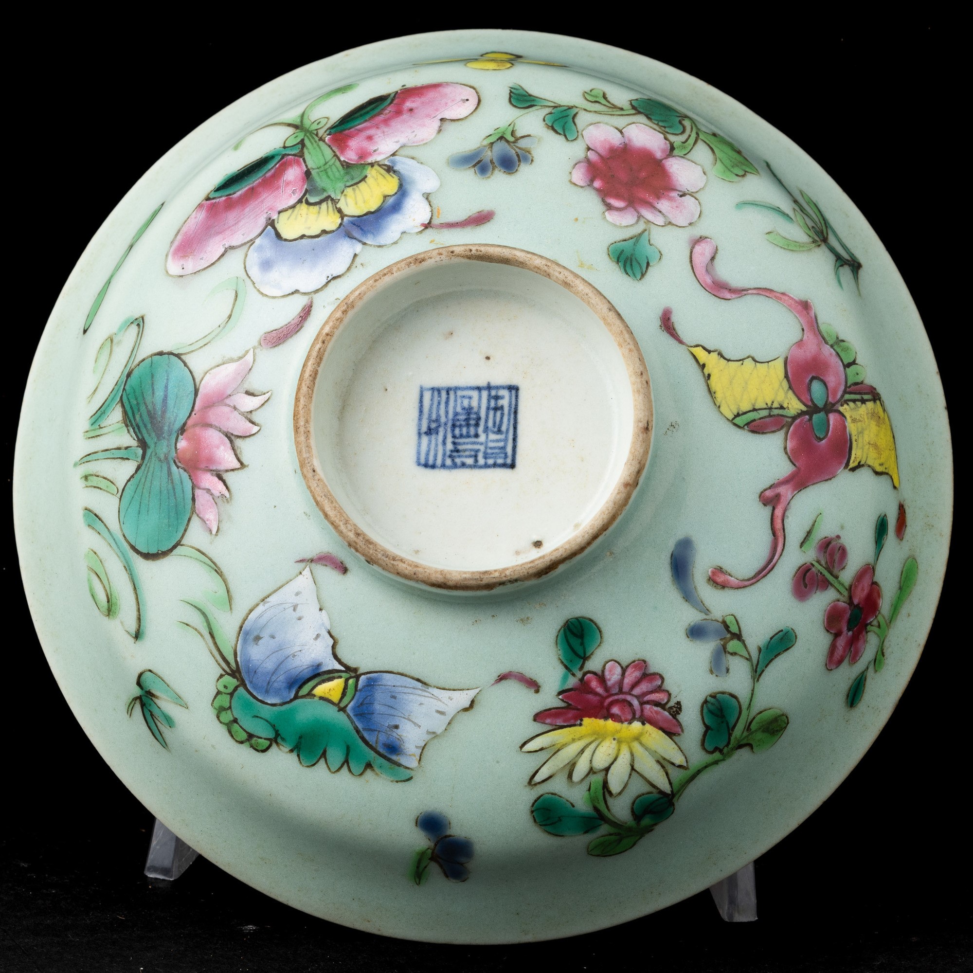 Ciotola in porcellana, Famiglia Rosa a fondo verde, decorata con motivi floreali e farfalle, Cina...