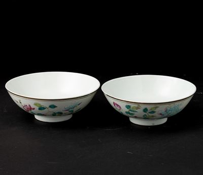 Cina, Coppia di ciotole in porcellana con decori floreali, XIX secolo