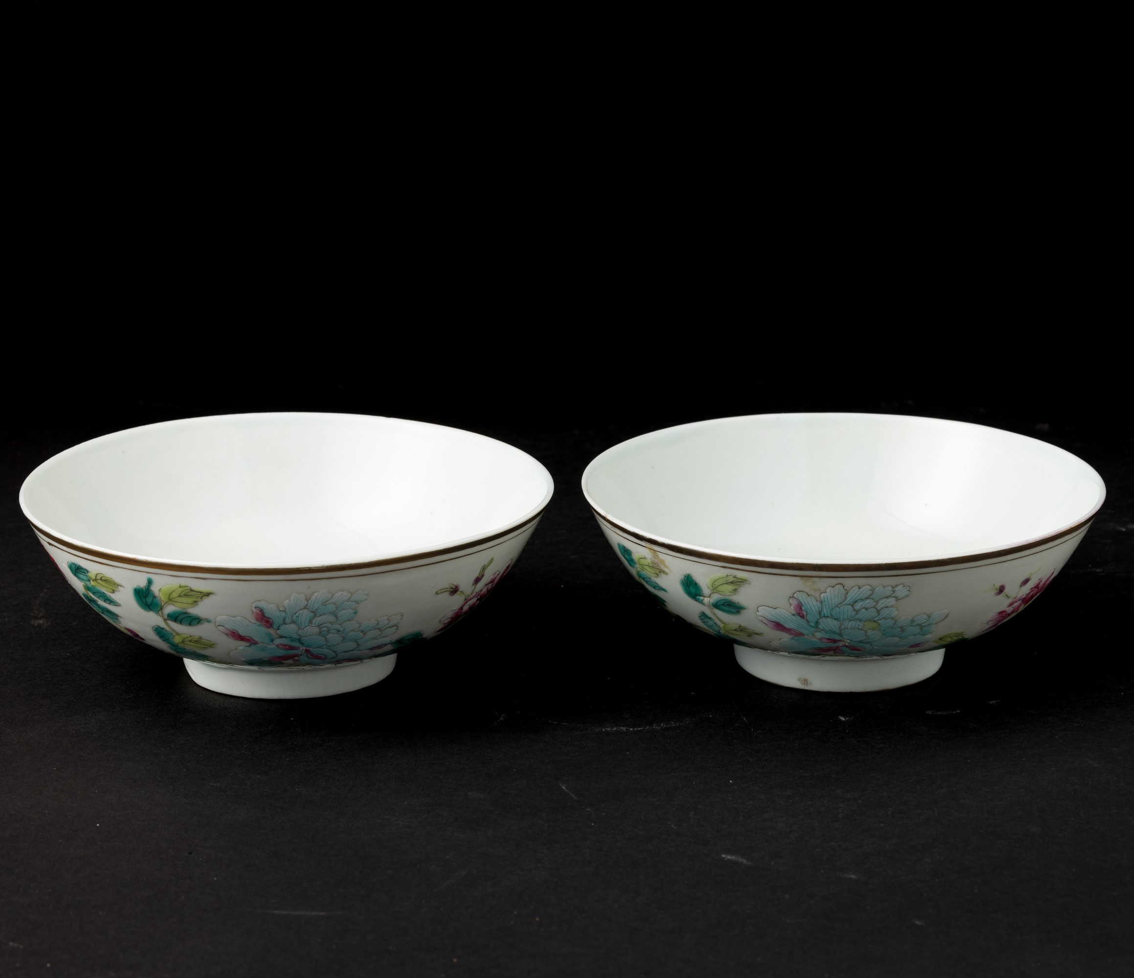 Cina, Coppia di ciotole in porcellana con decori floreali, XIX secolo