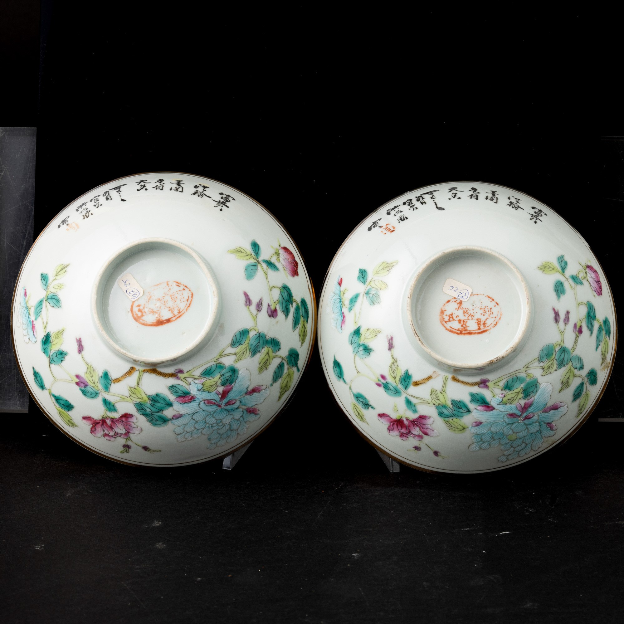 Cina, Coppia di ciotole in porcellana con decori floreali, XIX secolo