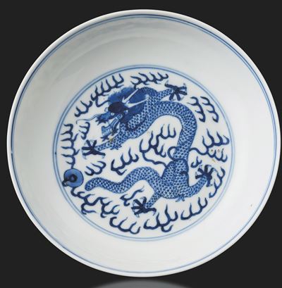 Piatto in Porcellana Bianca e Blu con Figure di Drago tra le Nuvole, Cina, Dinastia Qing, Marca e...