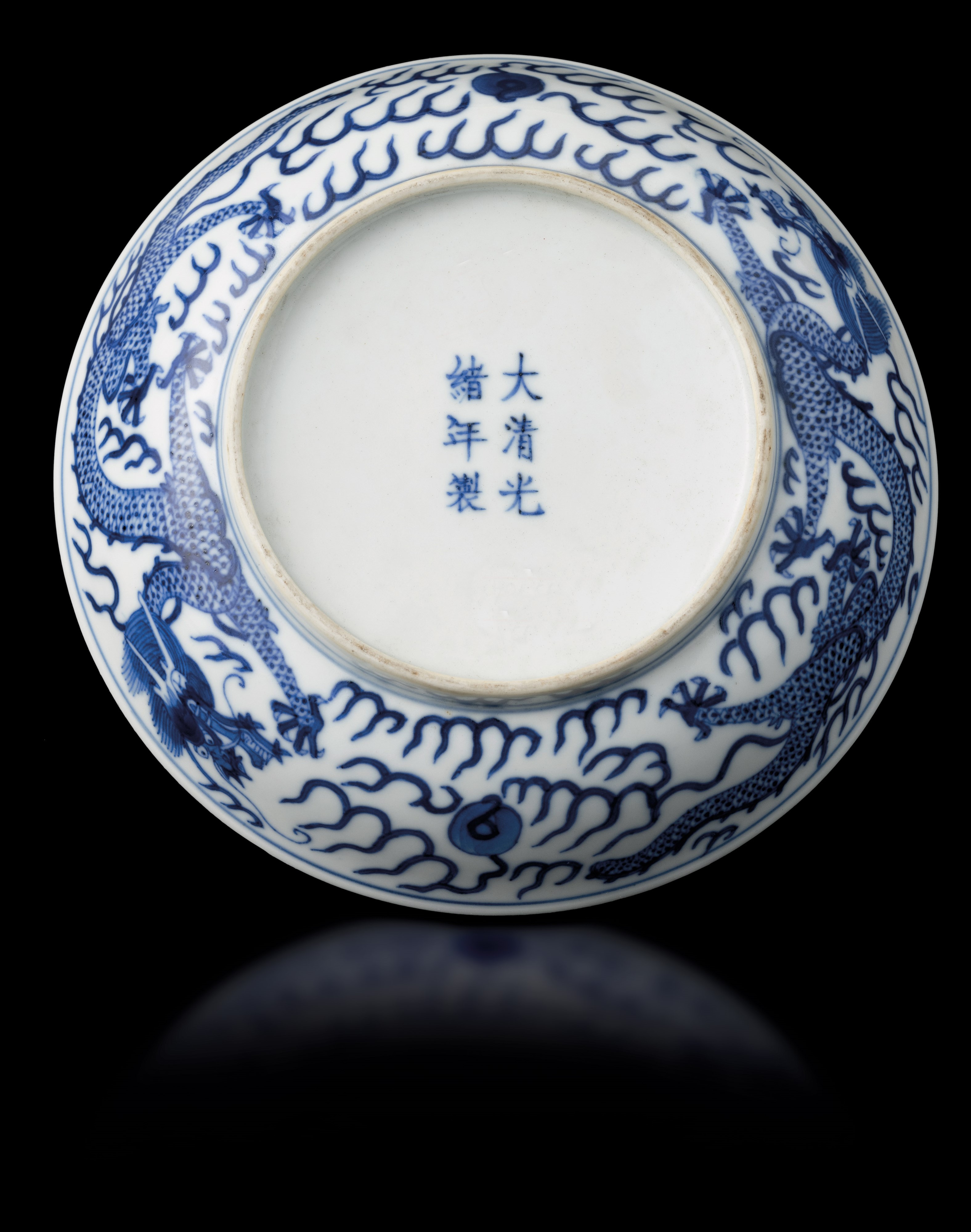 Piatto in Porcellana Bianca e Blu con Figure di Drago tra le Nuvole, Cina, Dinastia Qing, Marca e...
