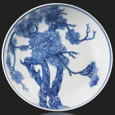 Piattino in Porcellana Bianca e Blu Raffigurante Due Pini, Cina, Dinastia Qing, Marca e del Perio...