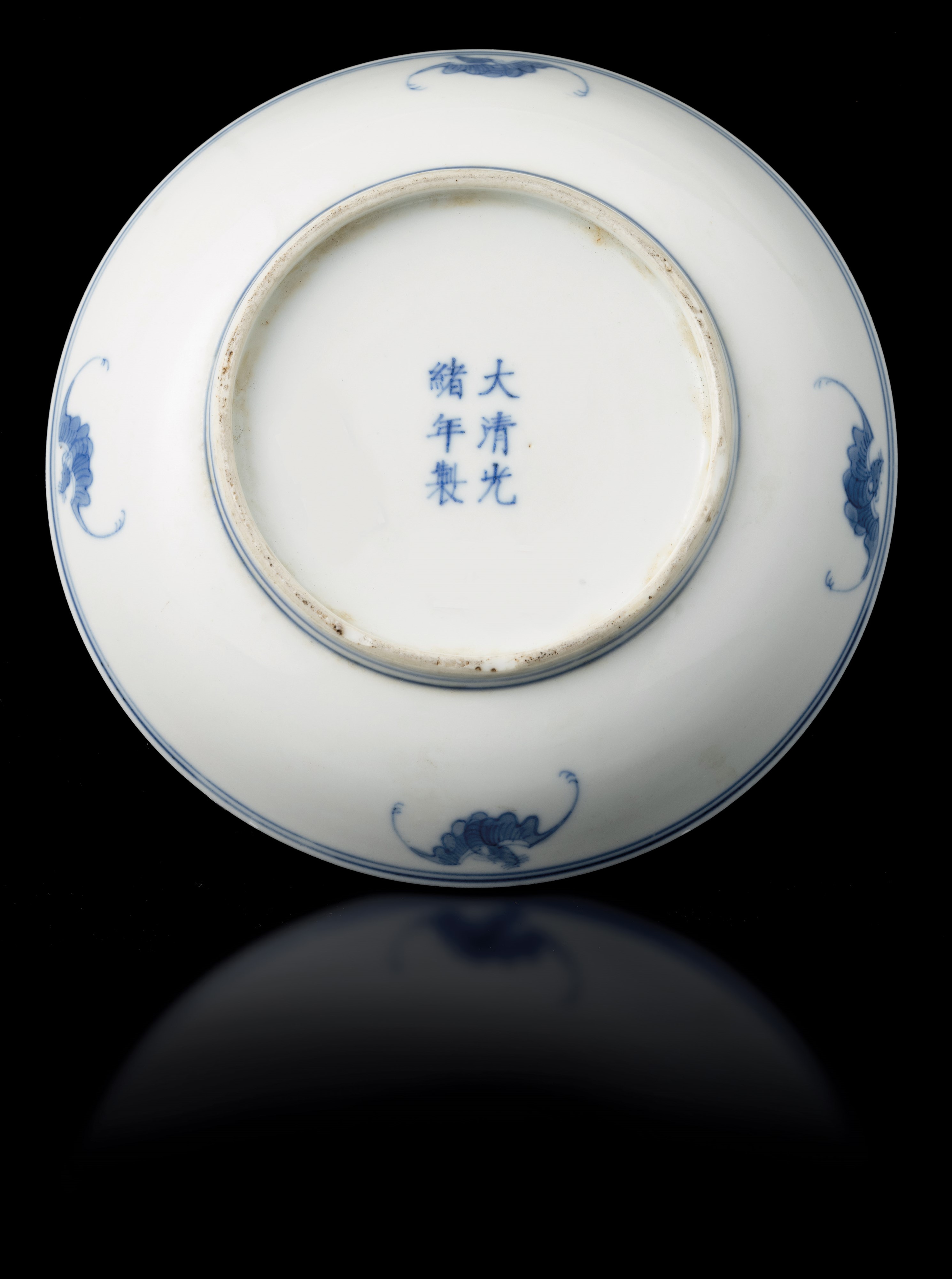 Piattino in Porcellana Bianca e Blu Raffigurante Due Pini, Cina, Dinastia Qing, Marca e del Perio...