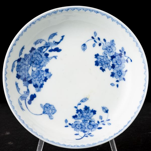 Piatto in porcellana bianca e blu con motivi floreali, Cina, Dinastia Qing, marca e del periodo Qianlong (1736-1795)