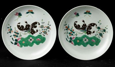 Cina, Coppia di piatti in porcellana decorati con motivi floreali e farfalle, fine XIX secolo