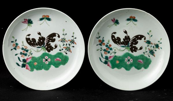 Coppia di piatti in porcellana con decoro floreale e farfalle, Cina, fine XIX secolo