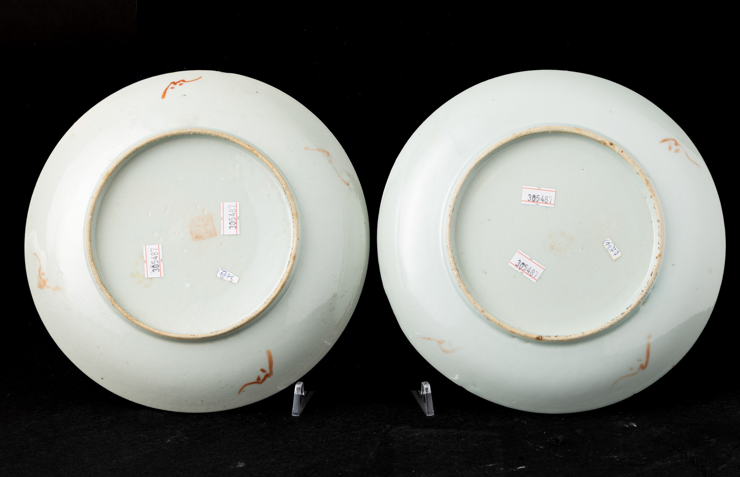 Cina, Coppia di piatti in porcellana decorati con motivi floreali e farfalle, fine XIX secolo