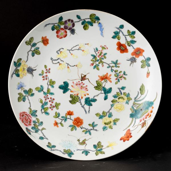 Grande piatto in porcellana con decoro floreale, Cina, Dinastia Qing, epoca Jiaqing (1796-1820)