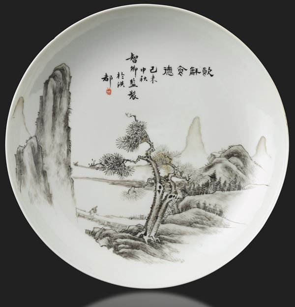 Piatto in porcellana con raffigurazione di paesaggio montano e iscrizioni, Cina, Dinastia Qing, XIX secolo