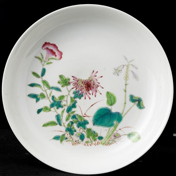 Piatto in porcellana con decoro floreale, Cina, periodo Repubblica, XX secolo