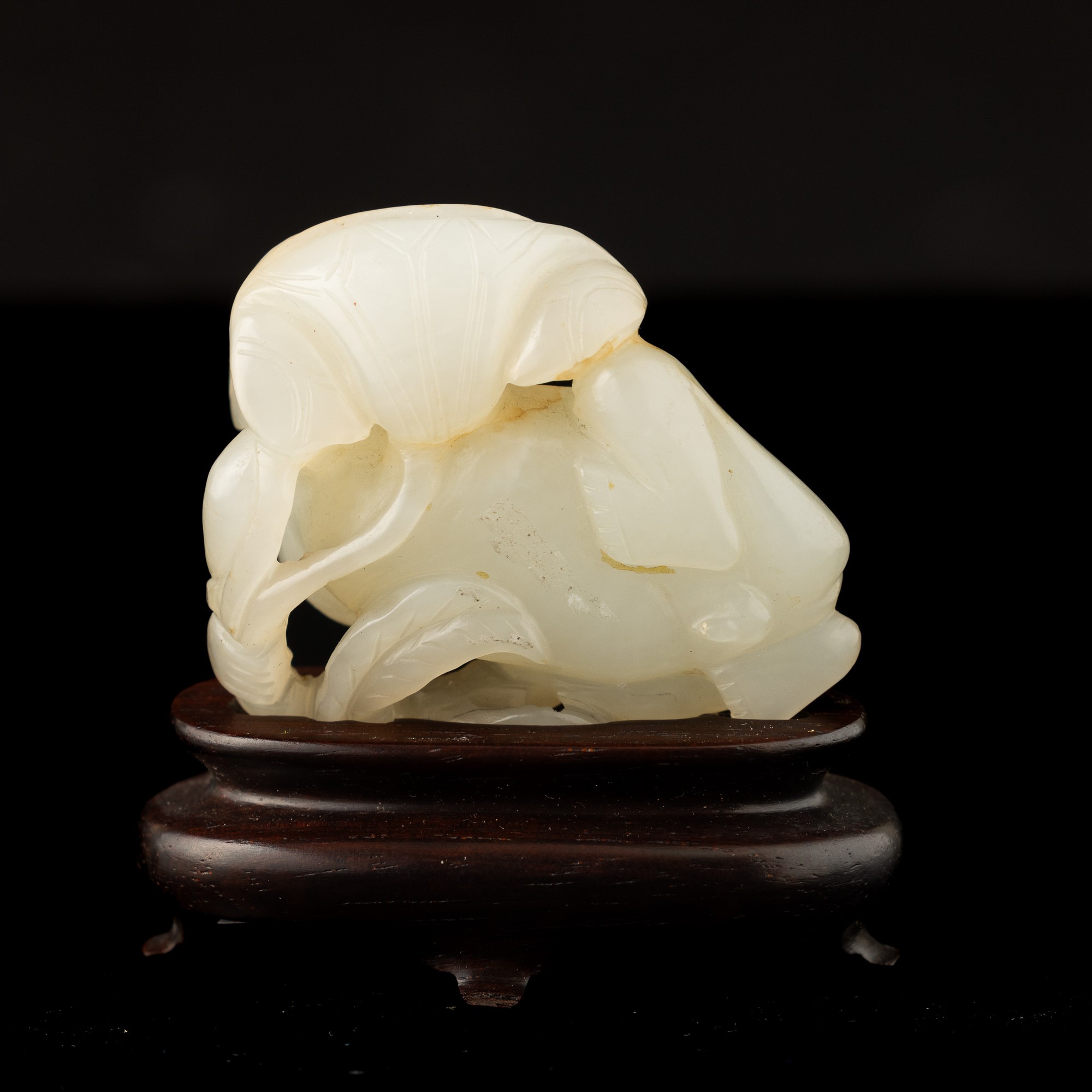 Figura in Giada Bianca Raffigurante Bambino Accovacciato, Cina, Dinastia Qing, XIX Secolo