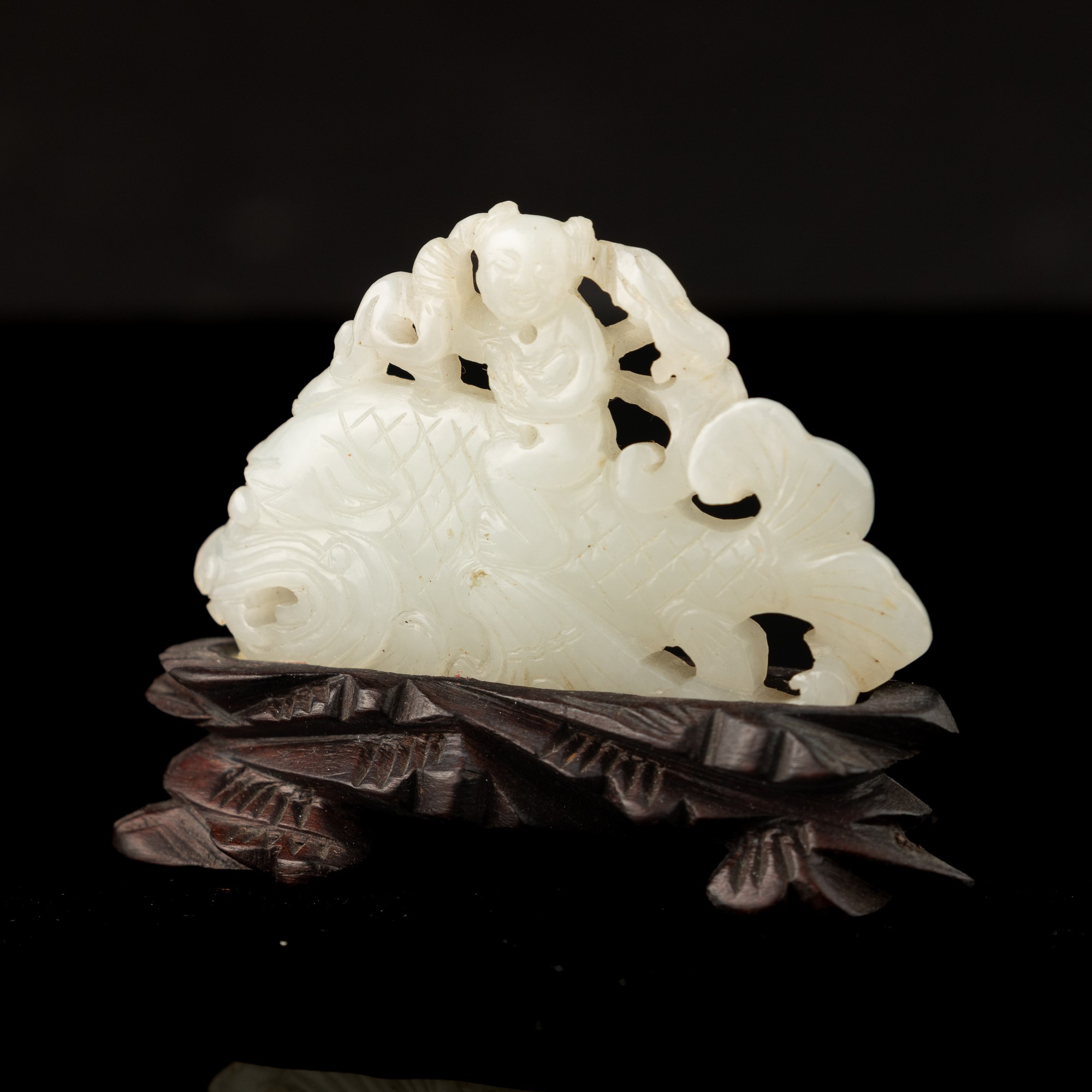 Elemento in Giada Bianca a Traforo Raffigurante Figura di Pesce con Monaco, Cina, Dinastia Qing, ...