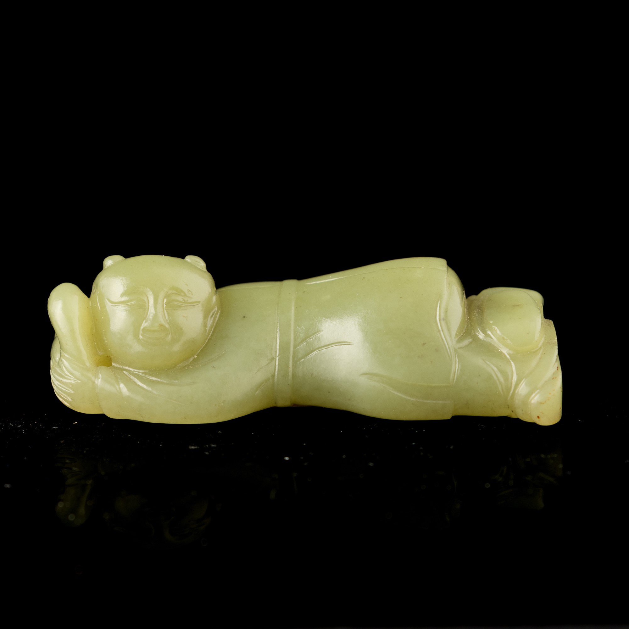 Figura in Giada Celadon Raffigurante Personaggio Sdraiato, Cina, Dinastia Qing, XIX Secolo