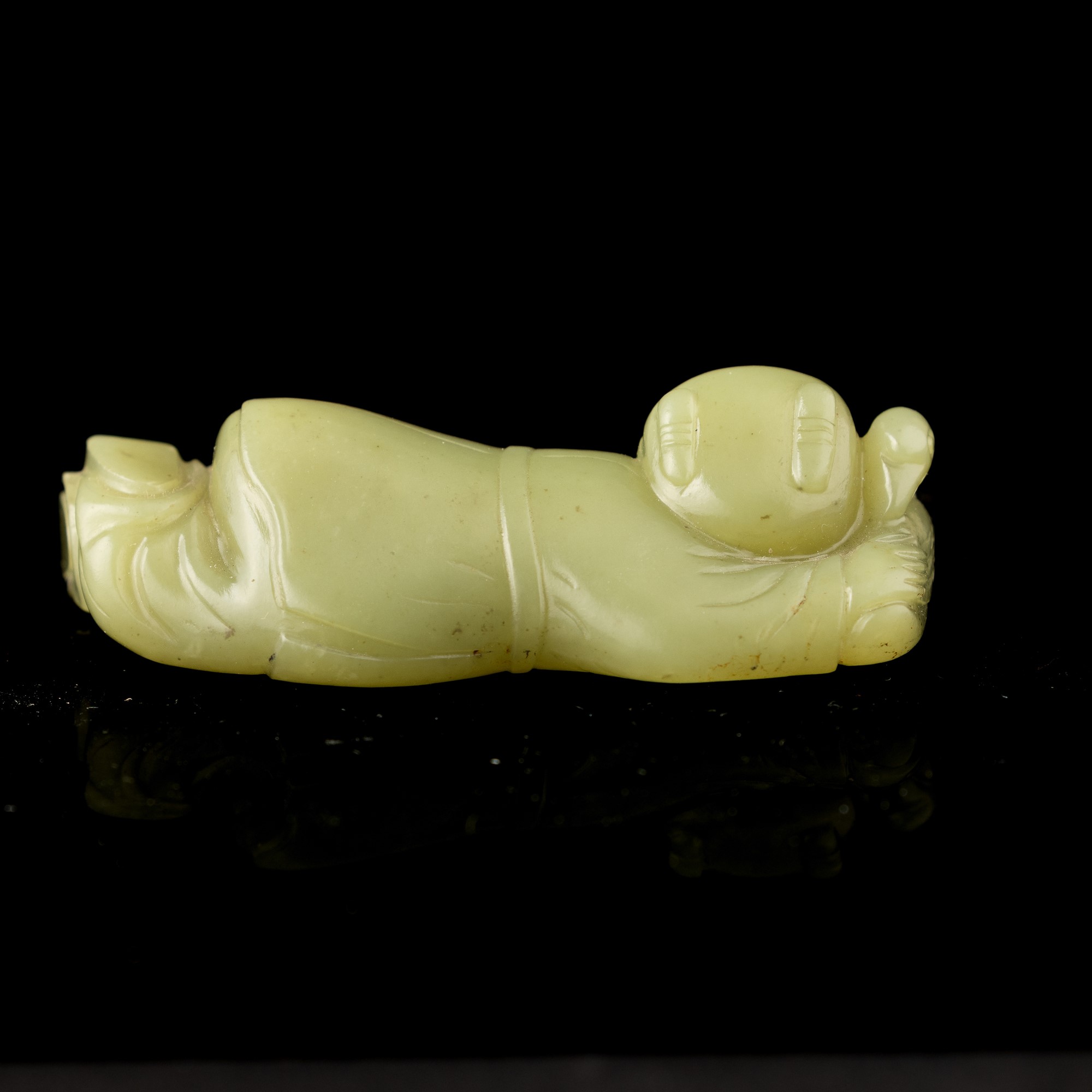 Figura in Giada Celadon Raffigurante Personaggio Sdraiato, Cina, Dinastia Qing, XIX Secolo
