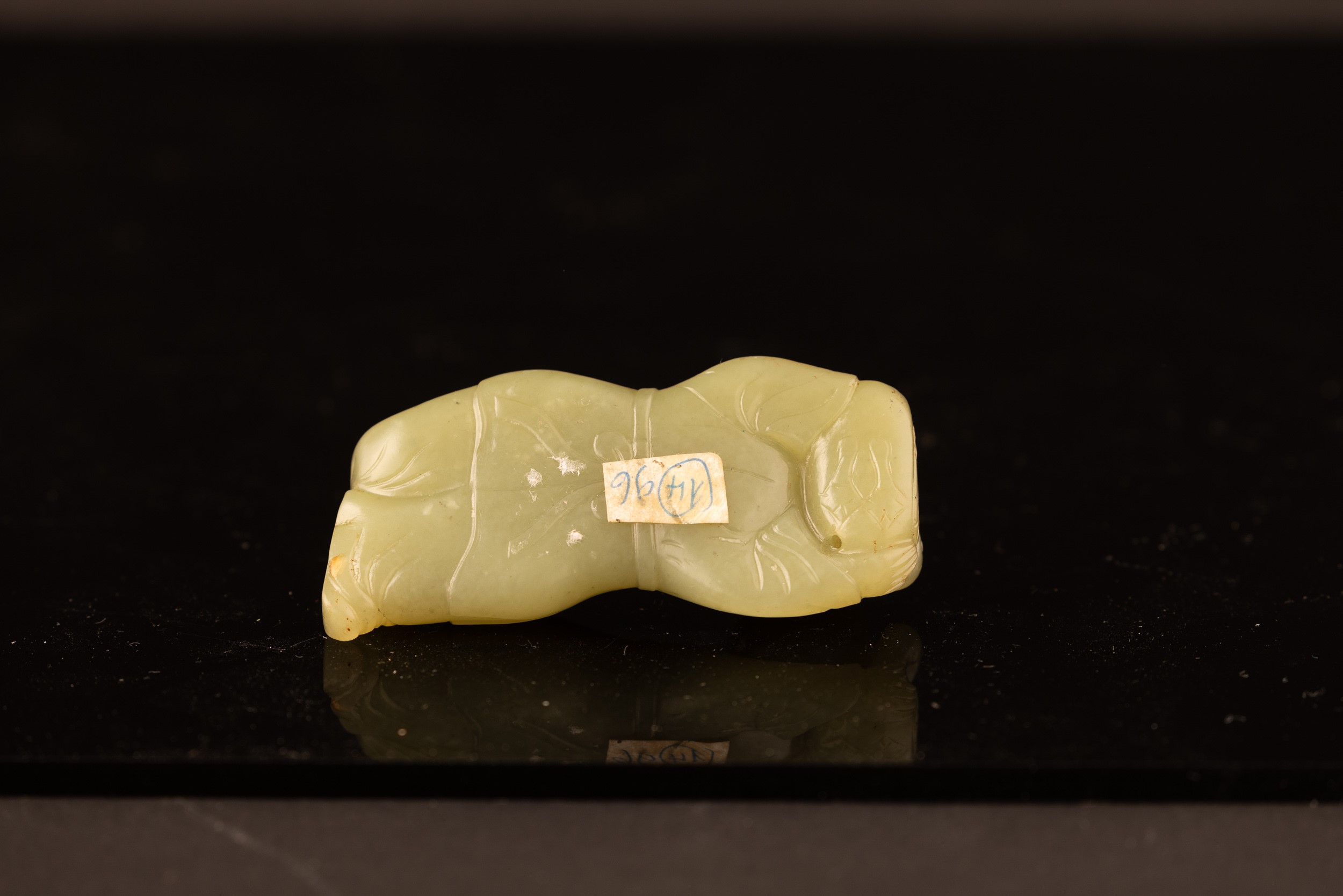 Figura in Giada Celadon Raffigurante Personaggio Sdraiato, Cina, Dinastia Qing, XIX Secolo